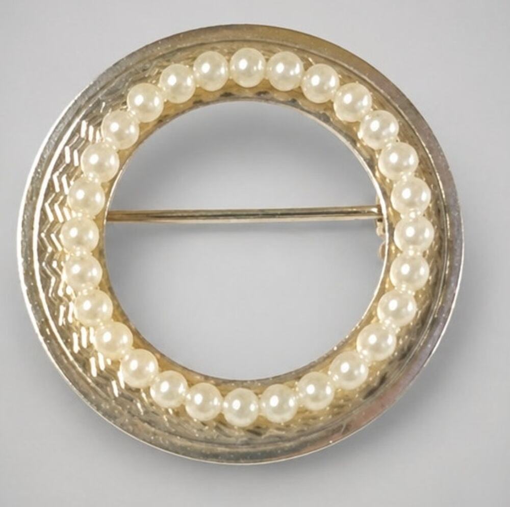 Vintage Faux Pearl Wreath Brooch Pin 1” Round Gold-tone Mid-century go26